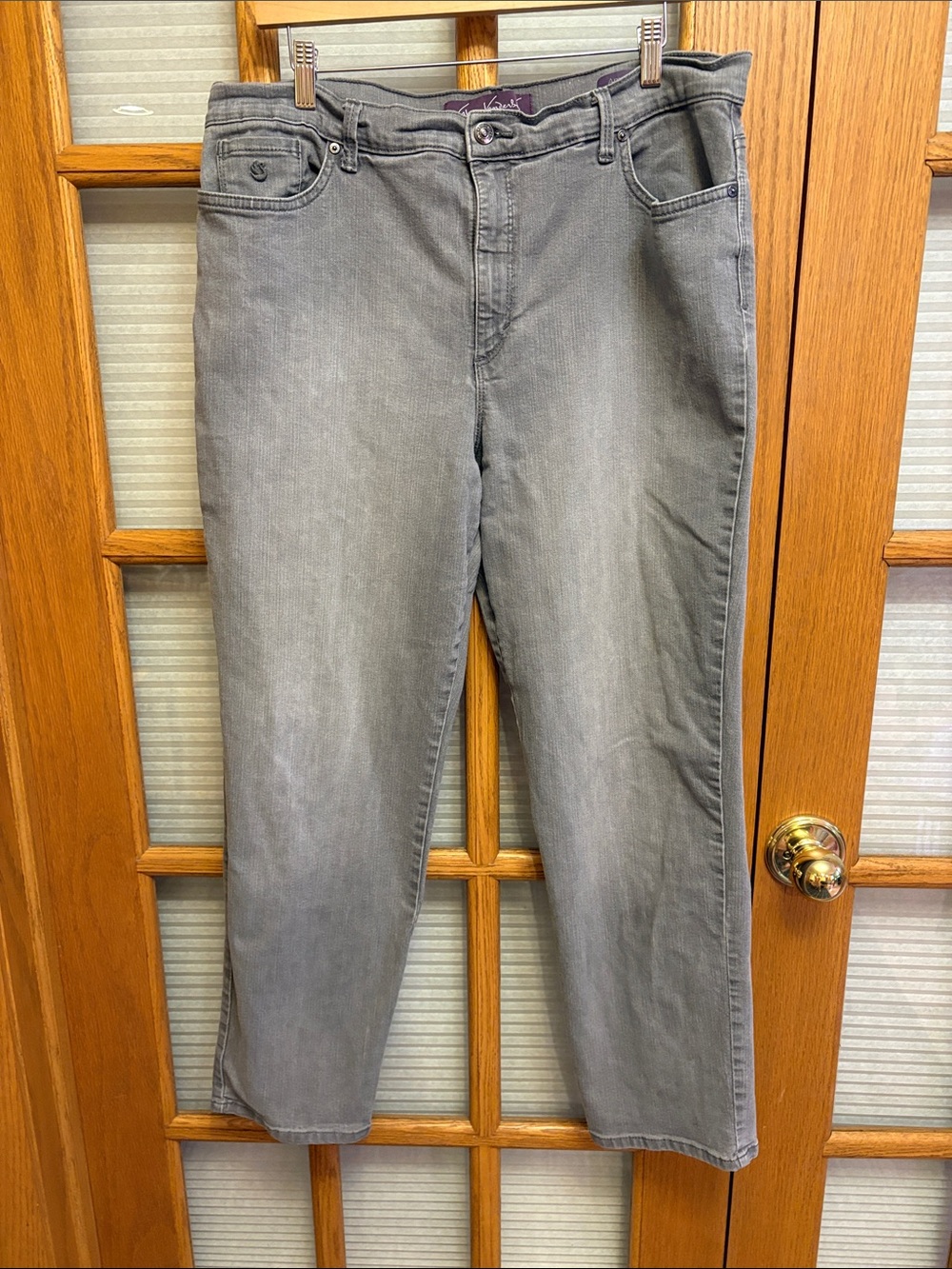 EUC Gloria Vanderbilt Gray Distressed Jeans